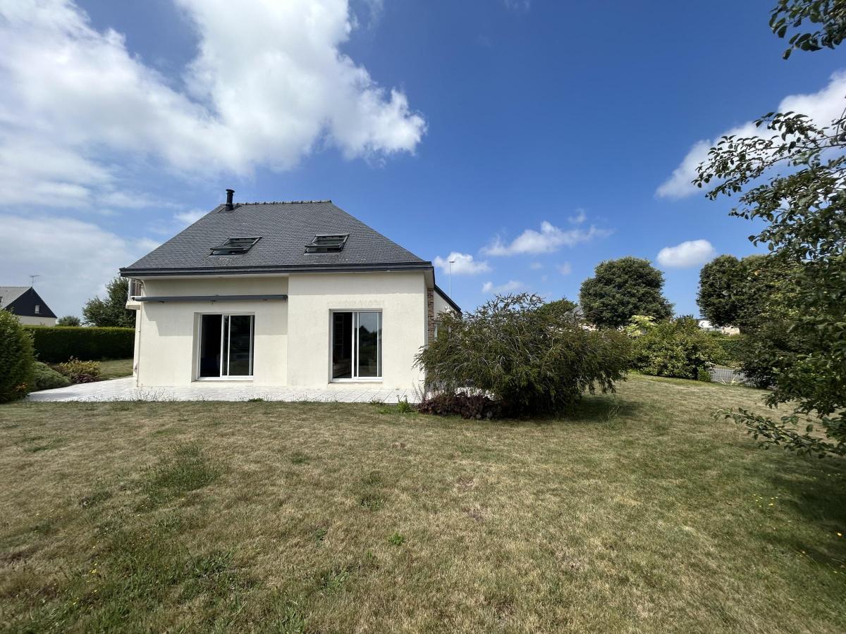 Belle maison d’architecte hors lotissement avec jardin paysagé et prestations de qualité