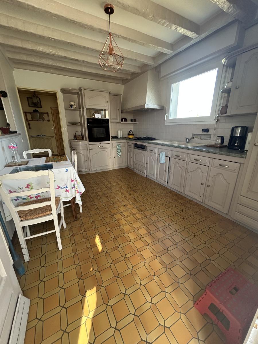Maison en pierres avec grand jardin clos et terrain constructible détachable